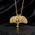 Dettaglio macro del ciondolo albero della vita dorato con cristalli su seta nera - Stile O Oro