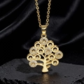 Dettaglio del ciondolo albero della vita con zirconi bianchi su pietra nera - Stile P Oro