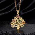 Dettaglio macro del ciondolo Albero della Vita con gemme multicolori e catena dorata - Stile R Oro