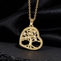 Macro di una collana a cuore dorata con pendente Albero della Vita e cristalli lucidi - Stile W Oro
