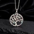 Dettaglio del ciondolo albero della vita argentato con pietre colorate su seta e pietra - Stile Argento C1