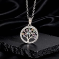 Macro del ciondolo albero della vita argentato con pietre colorate su pietra lavica nera - Stile Argento D1