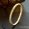 Bracciale geometrico placcato oro 18 carati con rivetti a piramide su base in pelle - Bracciale d'Oro