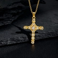 Collier croix plaqué or de luxe avec zircons étincelants sur fond de pierre sombre - Style Vintage Ajouré Or (Style 67)