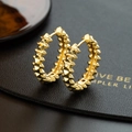 Orecchini a perno in ottone placcato oro 18k con design punk geometrico su pelle nera - Orecchini d'Oro