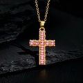 Détail d'un collier pendentif croix plaqué or avec des pierres de zircon rose brillant - Croix Zirconia Rose Or (Style 64)
