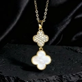 Detail van gouden klavertje vier ketting met wit parelmoer en pavé kristallen - Gouden Dubbele Bloem Wit Parelmoer Pave Stijl (K)
