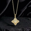 Detailopname van een gouden vierpuntige sterhanger met marquise steen op zwarte steen - Gouden Vierpuntsster Marquise Hoofdsteen Stijl (U)