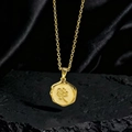 Detalle de colgante de moneda de oro con relieve de rosa en cadena cruzada clásica - Estilo Moneda de Relieve de Rosa (C)