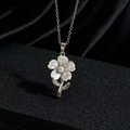 Detalle del collar de flores con pétalos de nácar blanco y una pequeña perla en el centro - Estilo Plateado Flor de Cinco Pétalos Nácar (G)