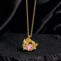 Detalle de collar dorado con colgante de corazón de circón rosa y motivos de rosa y hoja - Estilo Rosa de Corazón Rosado Dorado (J)
