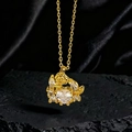 Detalle macro del colgante de rosa bañada en oro con una piedra de circonita corazón - Estilo Rosa de Corazón Blanco Dorado (L)