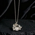 Primer plano de un colgante de rosa plateada con piedras de circonita de corazón y marquesa - Estilo Rosa de Corazón Blanco Plateado (M)