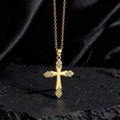 Collana con pendente a croce in zircone e placcatura oro 18 carati su sfondo di raso nero - Stile M Oro Bianco