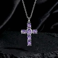 Dettaglio della collana a croce argento con cristalli viola su seta nera e roccia - Stile E Argento Viola