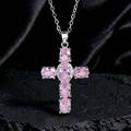 Dettaglio macro del ciondolo a croce con cristalli rosa ovali e diamanti bianchi su pietra - Stile H Argento Rosa