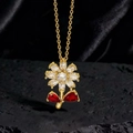 Primer plano detallado de un collar de girasol con circonitas sobre fondo de piedra oscura - Estilo Flor Dorada con Hojas Rojas (P)