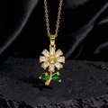 Detalle del collar con colgante de girasol y pétalos de piedras sobre roca negra - Estilo Margarita Amarilla Dorado (R)