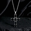 Dettaglio della collana a croce gotica in argento con pietre nere su seta scura - Stile J Argento Nero