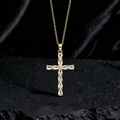 Dettaglio della collana con pendente a croce e zirconi a forma di pera su tessuto nero - Stile O Oro Bianco