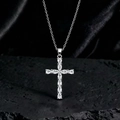 Dettaglio del ciondolo a croce in argento con zirconi a forma di pera incastonati - Stile P Argento Bianco
