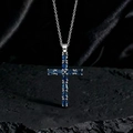 Dettaglio macro di un ciondolo a croce in argento con pietre blu e zirconi scintillanti - Stile Q Argento Blu