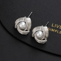 Pendientes de plata elegantes con perla blanca y circonitas cúbicas pavimentadas brillantes - Estilo de Cuerda Retorcida Plateado (B) / Plateado