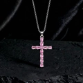 Dettaglio del ciondolo a croce con pietre preziose rosa a goccia su una catena d'argento fine - Stile L Argento Rosa