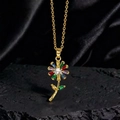 Detalle del collar con colgante de flor dorada y cristales de colores en piedra oscura - Estilo Flor de Pétalos Coloridos Dorado (X)