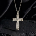Dettaglio macro del ciondolo a croce in argento con bordi a cuore e zirconi - Stile T Argento Bianco