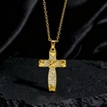 Macro della collana a croce dorata con pavé di zirconi e motivi a cuore - Stile U Oro Bianco