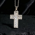 Macro del ciondolo a croce d'argento con zirconi bianchi brillanti su roccia nera - Stile W Argento Bianco