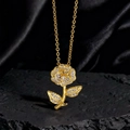 Detalle del colgante de rosa dorada con cristales sobre base de piedra negra - Estilo Dorado Rosa Pave (G1)