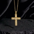 Dettaglio macro del ciondolo a croce dorata con perle e zircone centrale - Stile Y Oro Bianco