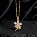 Detalle de un collar de girasol dorado con circonitas en gota y una hoja verde - Estilo Dorado Flor Cinco Pétalos Zirconia (H1)