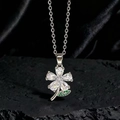Vista macro de colgante de flor de cinco pétalos con piedras claras y una hoja verde - Estilo Plateado Flor Cinco Pétalos Zirconia (I1)