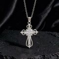 Dettaglio di un ciondolo a croce in argento vintage con zirconi su seta nera - Stile B1 Argento Bianco
