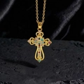 Primo piano di un ciondolo a croce dorata con zirconi colorati su seta nera lucida - Stile C1 Oro Multicolore