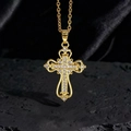 Vista macro di una collana a croce dorata di lusso con zirconi brillanti su roccia - Stile D1 Oro Bianco