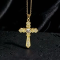 Macro del ciondolo a croce dorata con zirconi su uno sfondo scuro di lusso - Stile H1 Oro Bianco