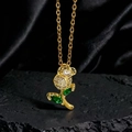 Detalle del colgante de rosa dorada con capullo de circonita brillante y hojas verdes - Estilo Colgante Rosa Dorado (P1)