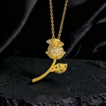 Detalle del collar con colgante de rosa con circonitas blancas y gema verde sobre seda - Estilo Rosa Pave de Zirconia Dorado (Q1)