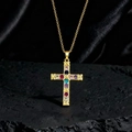 Dettaglio collana croce dorata con 11 zirconi colorati su base in pietra minerale - Stile L1 Oro Multicolore