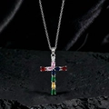 Dettaglio del ciondolo a croce in argento con pietre preziose colorate su roccia nera - Stile R1 Argento Multicolore