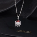 Elegante collar con colgante de oso de plata y circonitas blancas sobre fondo negro - Estilo G (Oso Corona Roja Plata)