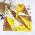 Foulard quadrato in seta da 58cm giallo e marrone con stampa paisley satinata - Giallo Marrone Paisley Geometrico (1)