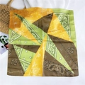 Foulard quadrato in seta con motivi paisley gialli e geometrici su borsa - Giallo Verde Marrone Geometrico (4)