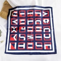 Foulard quadrato in seta con motivo geometrico di lettere blu navy e rosso - Blu Navy Rosso Bianco Lettera (5)