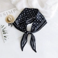 Elegante pañuelo de seda negra con motivos de flores de lis y bordes geométricos - Negro Vintage