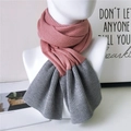 Bufanda de punto bicolor en rosa y gris con textura de rayas verticales en un maniquí blanco - Rosa y Gris